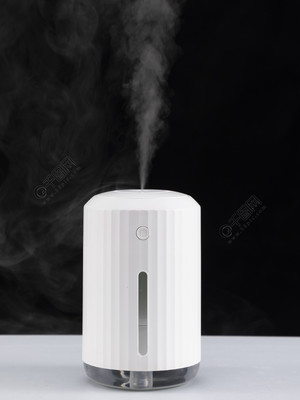 静谧加湿，纯净呼吸 黑色背景下的高清加湿器产品实拍